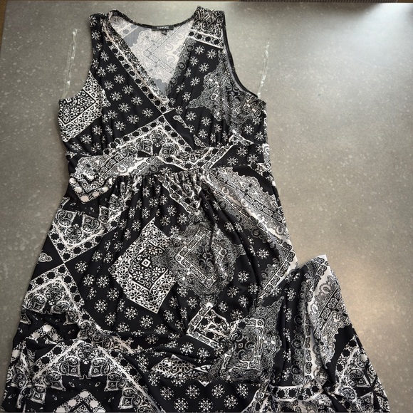 Elementz Woman Black & White Sleeveless Maxi Dress - Size 1X (NWT) - Picture 7 of 11